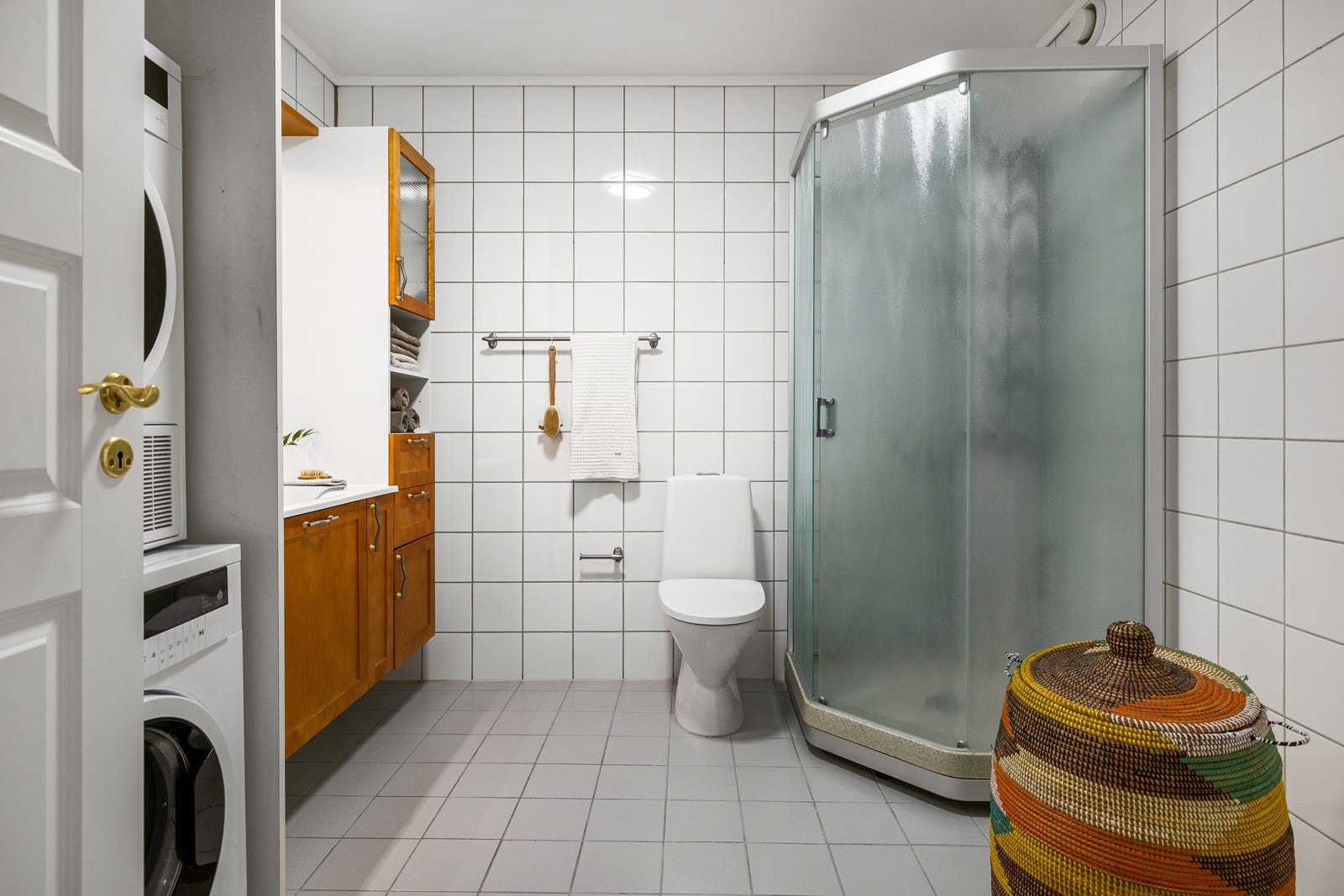 Det klassisk flislagte badet, med varmekabler i gulvet, bidrar til en lun og behagelig start på dagen. Galleribilde