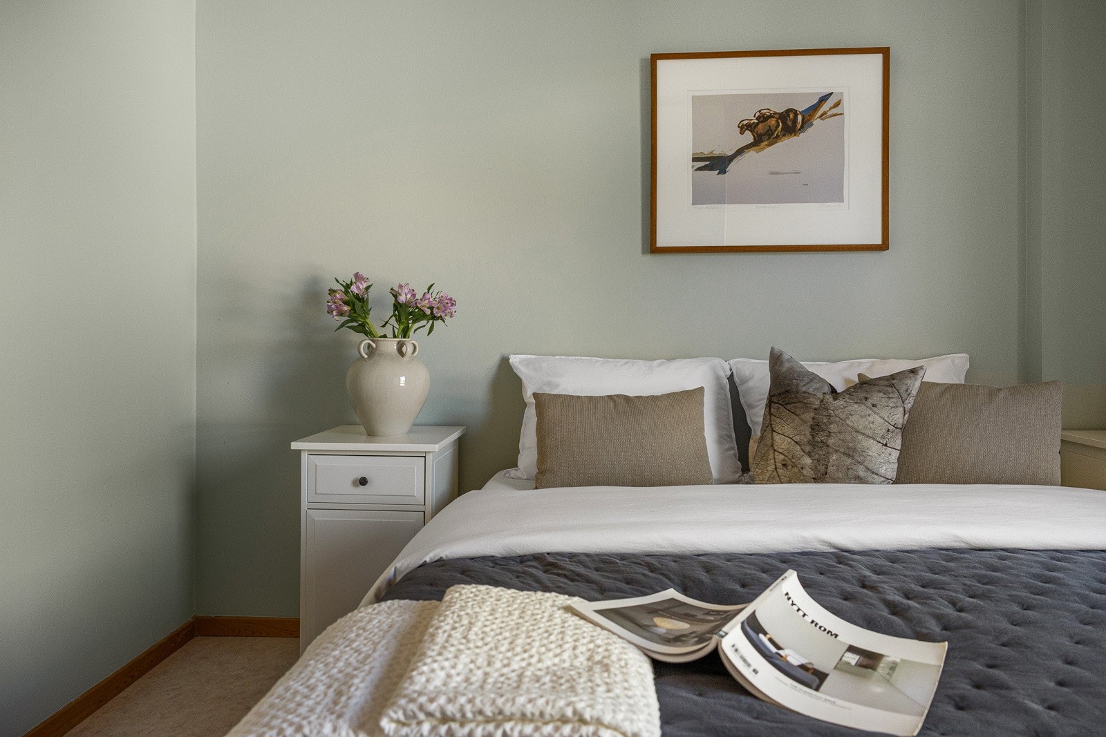 Soverommene er gjennomført med tidsriktig fargevalg som de aller fleste vil like. På gulvet er det lagt belegg. Galleribilde