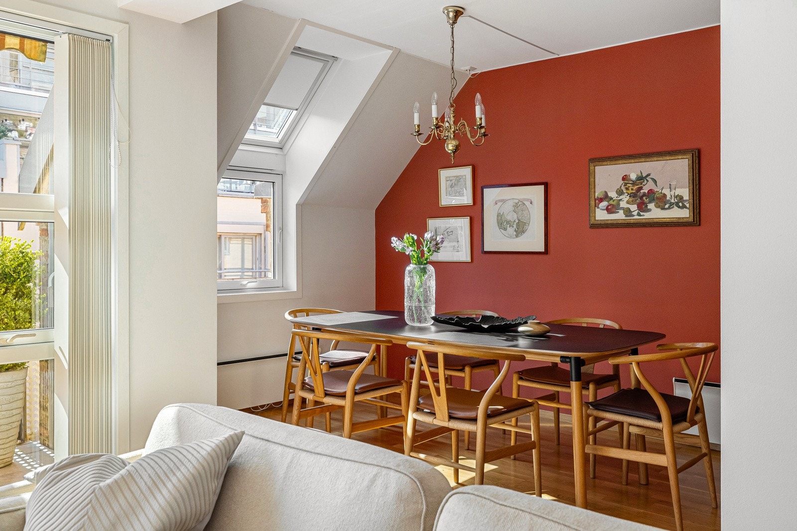 Kjøkkenet ligger tilbaketrukket, men samtidig i delvis åpen løsning til stuen. Galleribilde