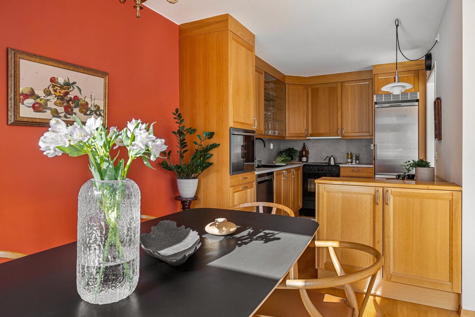 Kjøkkenet ble innredet med solid og klassisk innredning med profilerte fronter og vitrineskap. Galleribilde