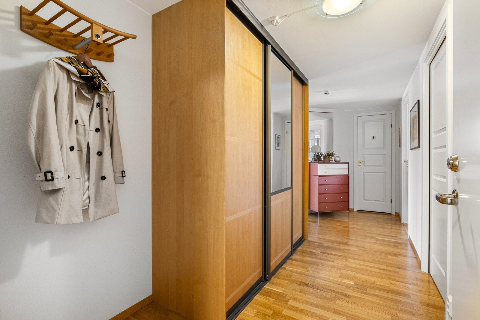 Etter en hektisk dag på farten blir du tatt i mot av en romslig entré. Entréen er innredet med praktisk garderobeskap for å holde sko og yttertøy pent organisert. Galleribilde