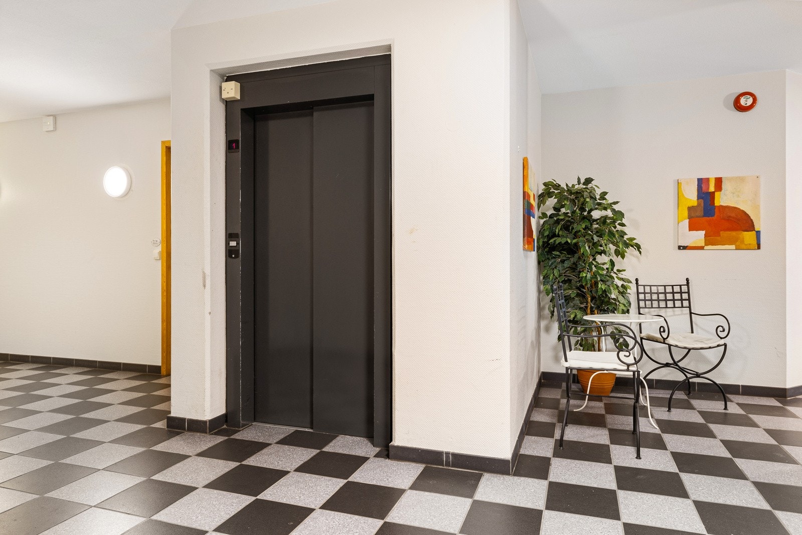 Heisen tar deg opp til sjette etasje hvor leiligheten ligger. Galleribilde