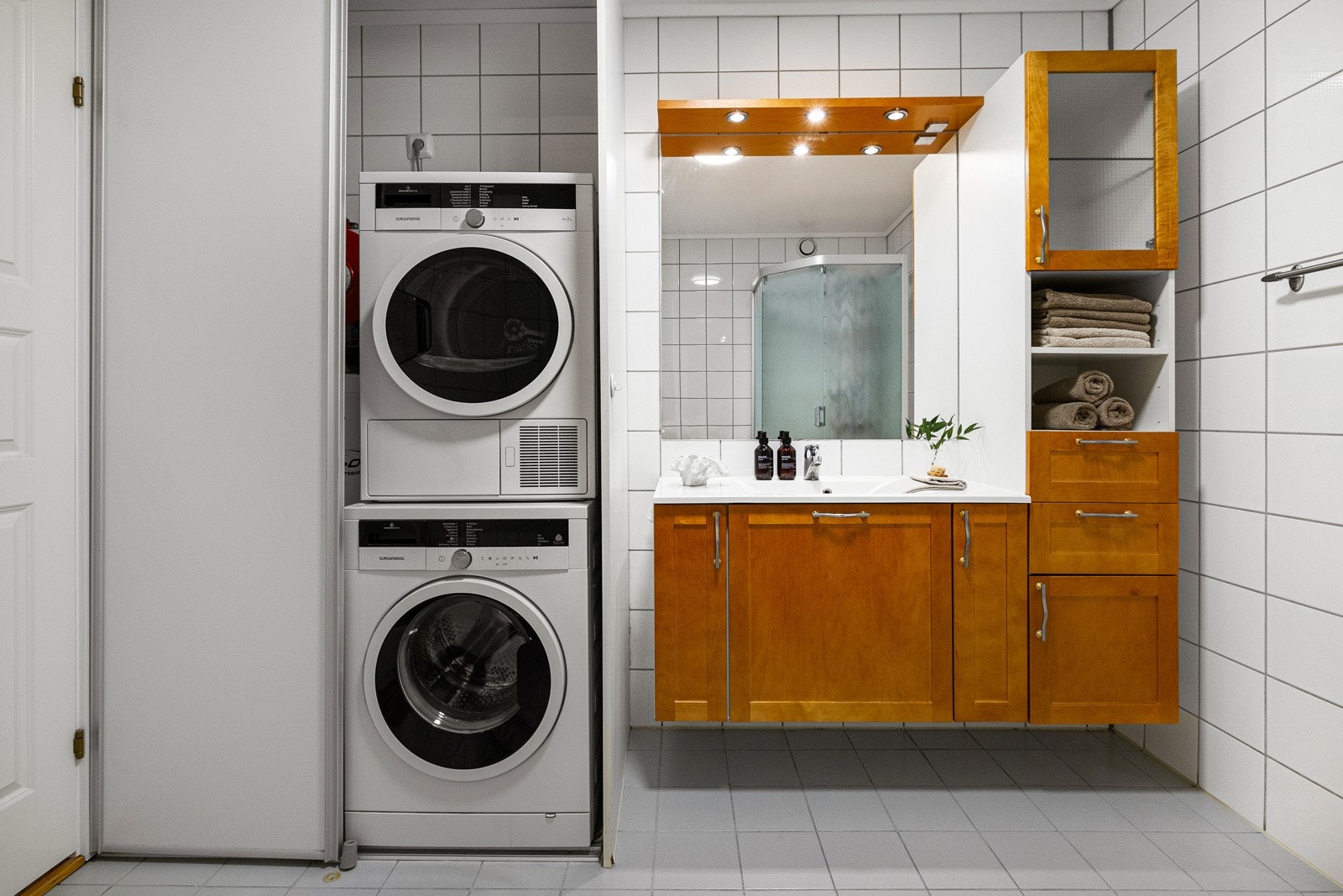 Badet er innredet med baderomsmøbel med profilerte fronter og heldekkende servant med speil med lys over. Videre er det opplegg for vaskemaskin/tørketrommel i egen innredning bak skyvedørsgarderobe. Galleribilde