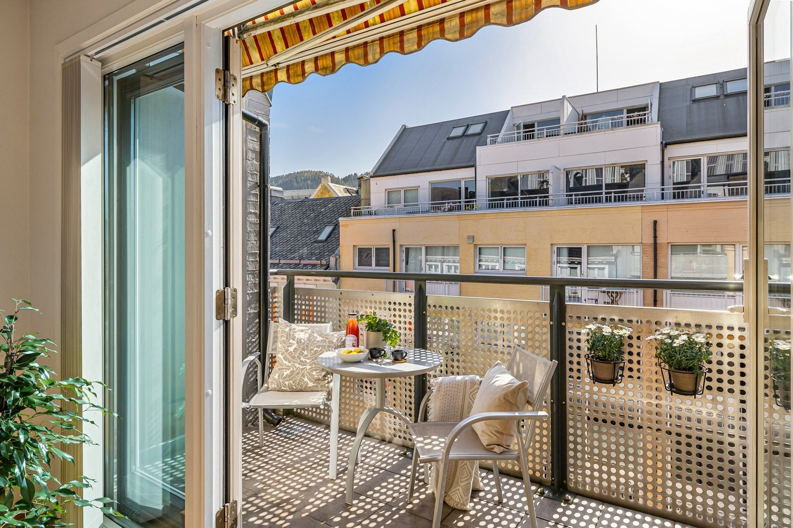 På sommerstid åpner du opp og forlenger stuen ut til leilighetens balkong på 5,8 kvm. Galleribilde