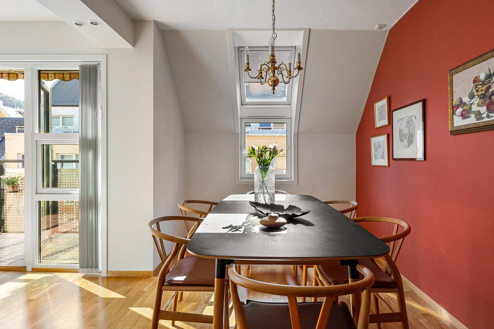 Det er selvsagt tilrettelagt for plass til spisebord på kjøkkenet. Galleribilde