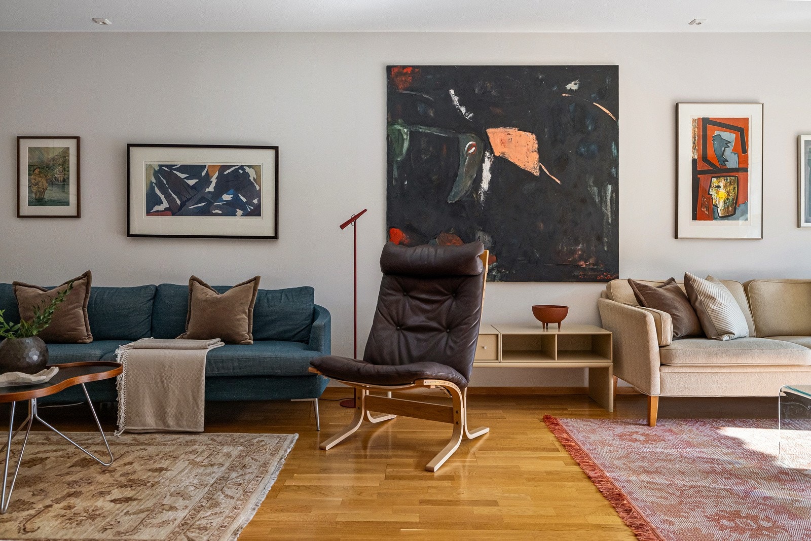 Stuen måler henholdsvis 30,6 kvm og kjøkkenet er på 15,9 kvm. Galleribilde