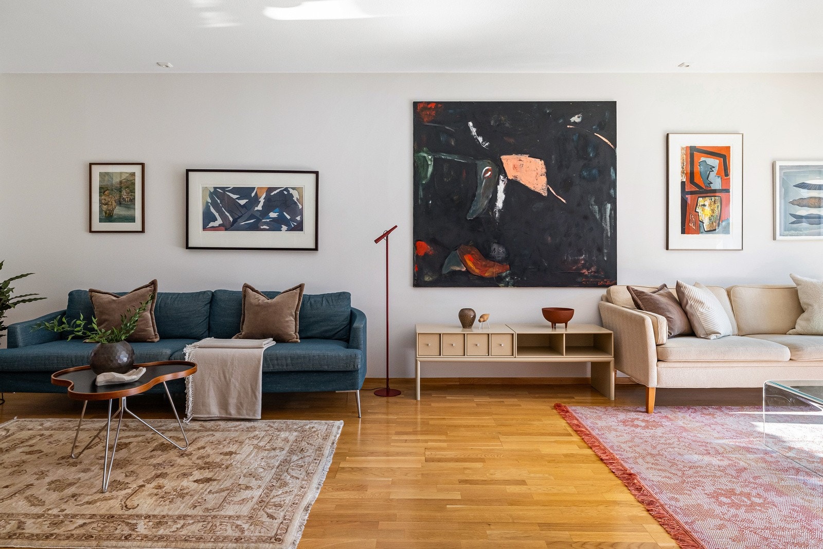 Det er masse veggplass til innredning, bilder og annet dekor på veggene i stuen. Galleribilde