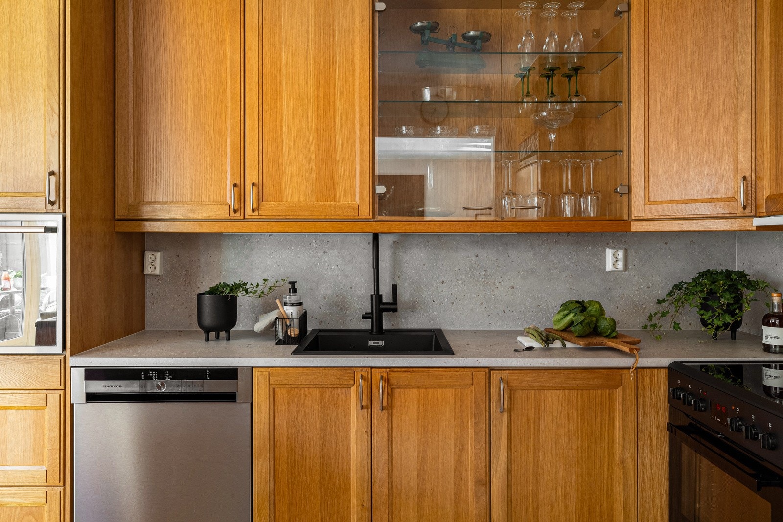 Ny benkeplate og vask i 2023. Arbeidene ble utført av Sigdal Kjøkken (med rørlegger via de). Det foreligger faktura på arbeidene. Galleribilde