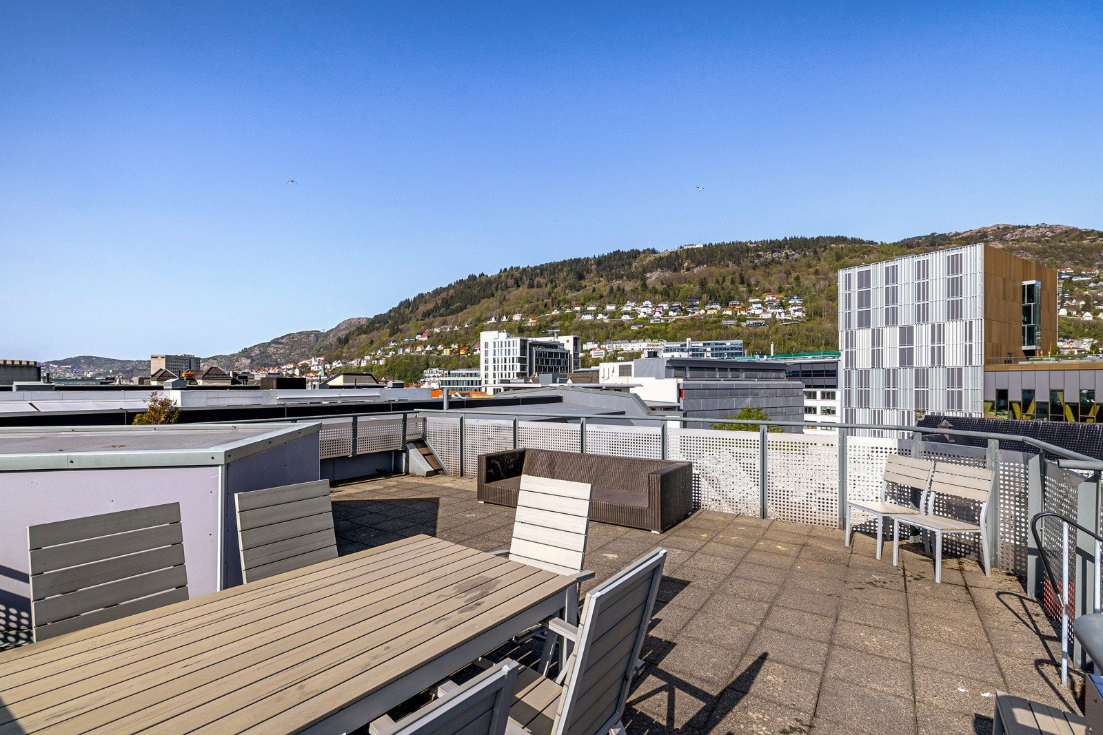 Du kan også nyte gode solforhold fra byggets felles takterrasse. Galleribilde