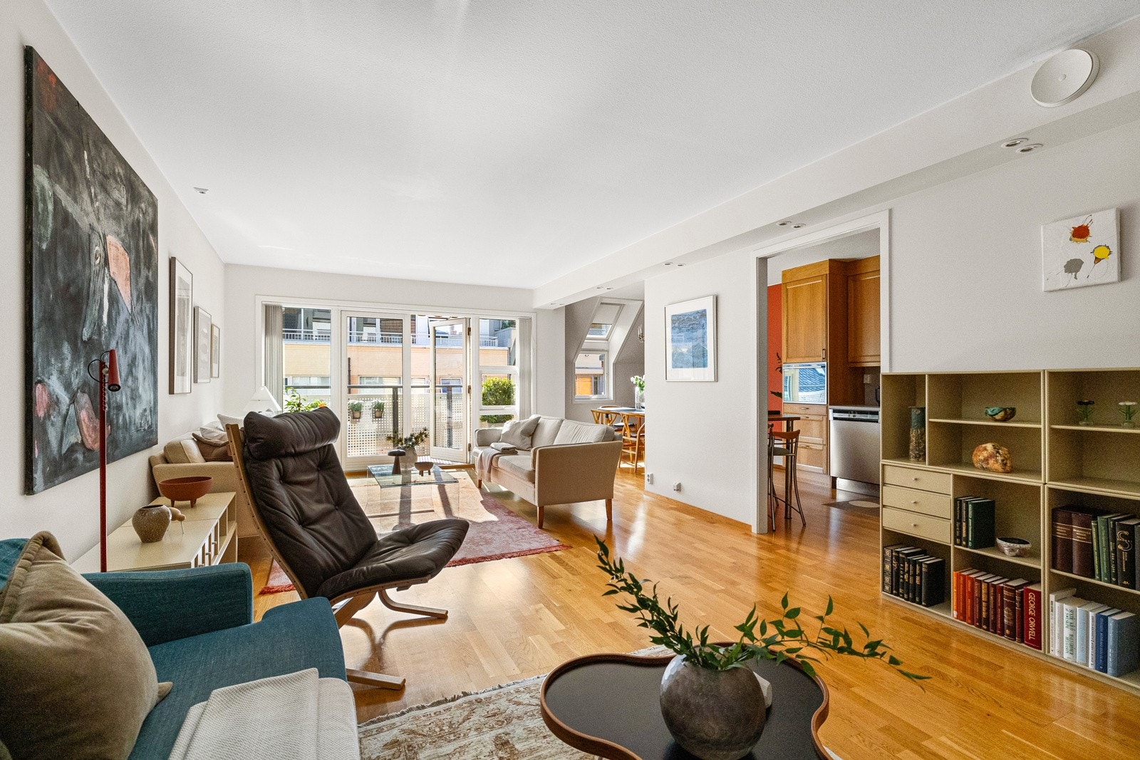 Her får du en stor stue med plass til flere sittegrupper og med spisestue i tilknytning til det pene eikekjøkkenet. Galleribilde