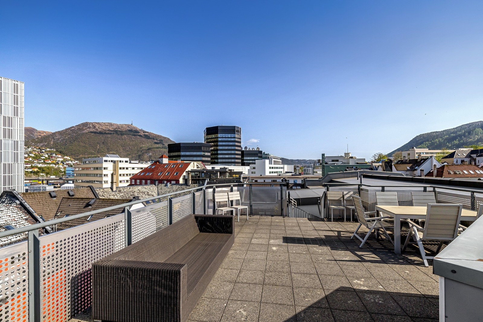 Fin utsikt over nærområdet, sentrum og byfjellene rundt. Samt sol hele dagen sommerstid. Galleribilde