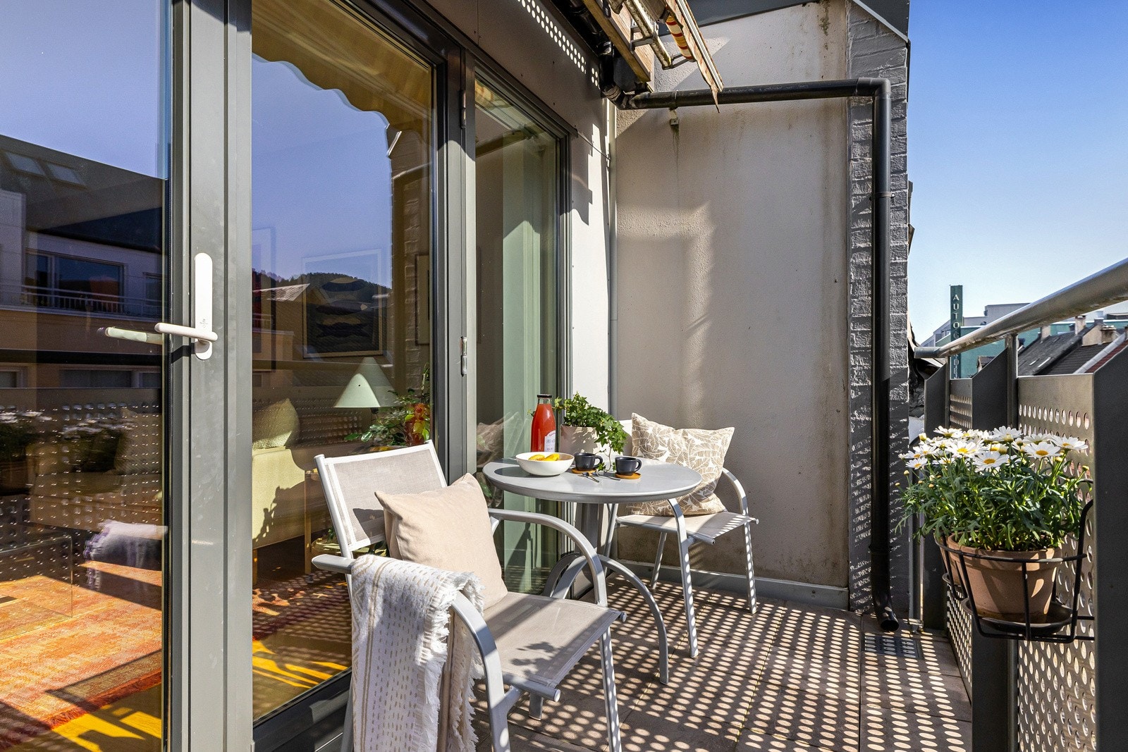 Innred etter eget ønske med sittegruppe og potteplanter. På sommerstid har balkongen gode solforhold og er et fint sted å tilbringe sammen med favorittforfatteren og en kald forfriskning. Galleribilde