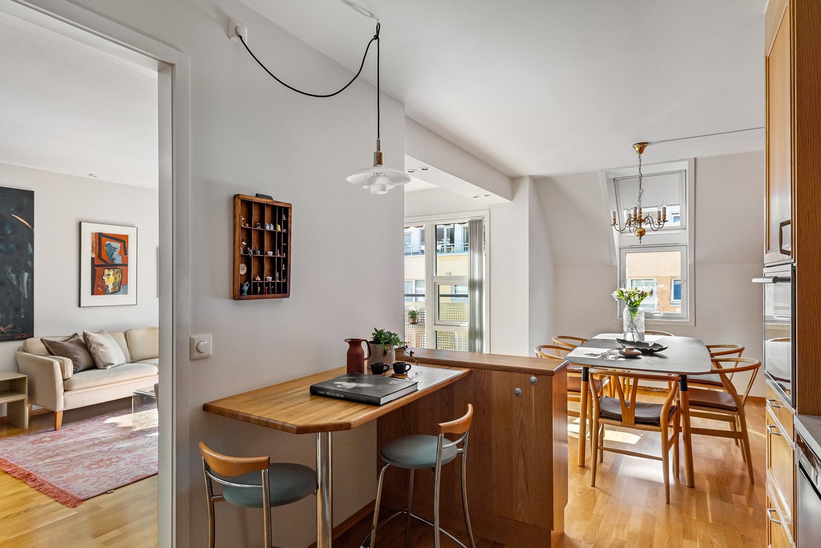 Kjøkkenet har en barløsning som lar deg innta dagens måltid på en hyggelig måte. Galleribilde