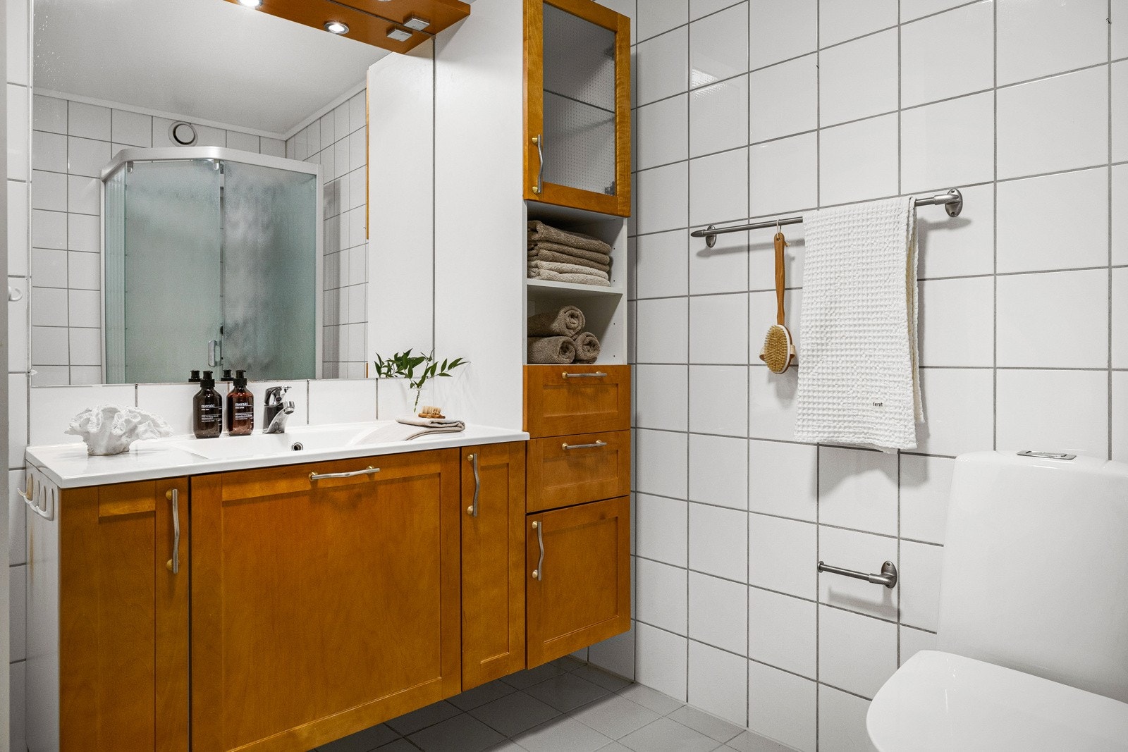 Det er også gulvstående toalett og dusjkabinett. Galleribilde