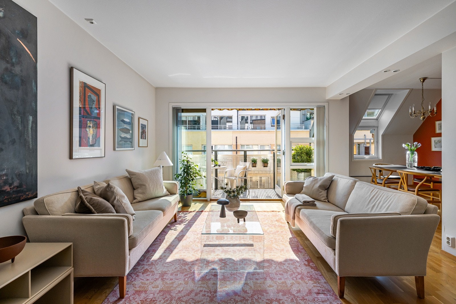 Det enkle og gode sentrumsliv! Stor og attraktiv 4-roms i 6. etasje. Egen garasjeplass, heis, solrik veranda, og felles takterrasse. Galleribilde