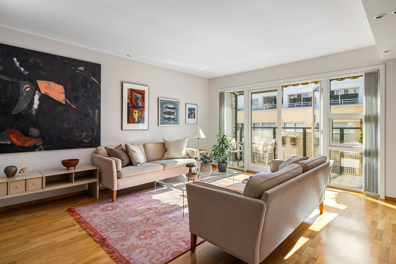 De store vindusflatene sikrer rikelig med lysinnslipp og fyller rommet med naturlig lys. Galleribilde