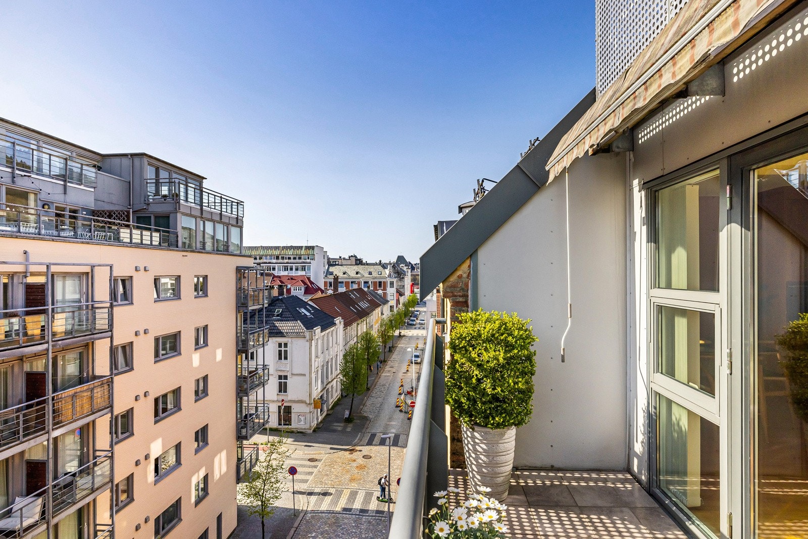 Her kan du følge med på bylivet som glir forbi, samtidig som du sitter komfortabelt på egen balkong. Det er også enkelt å delta i bylivet på kort varsel. Galleribilde