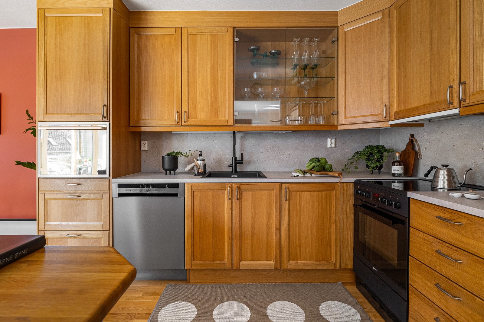 Det er godt med skap og benkeplass som sørger for et ryddig og oversiktlig kjøkken. Galleribilde