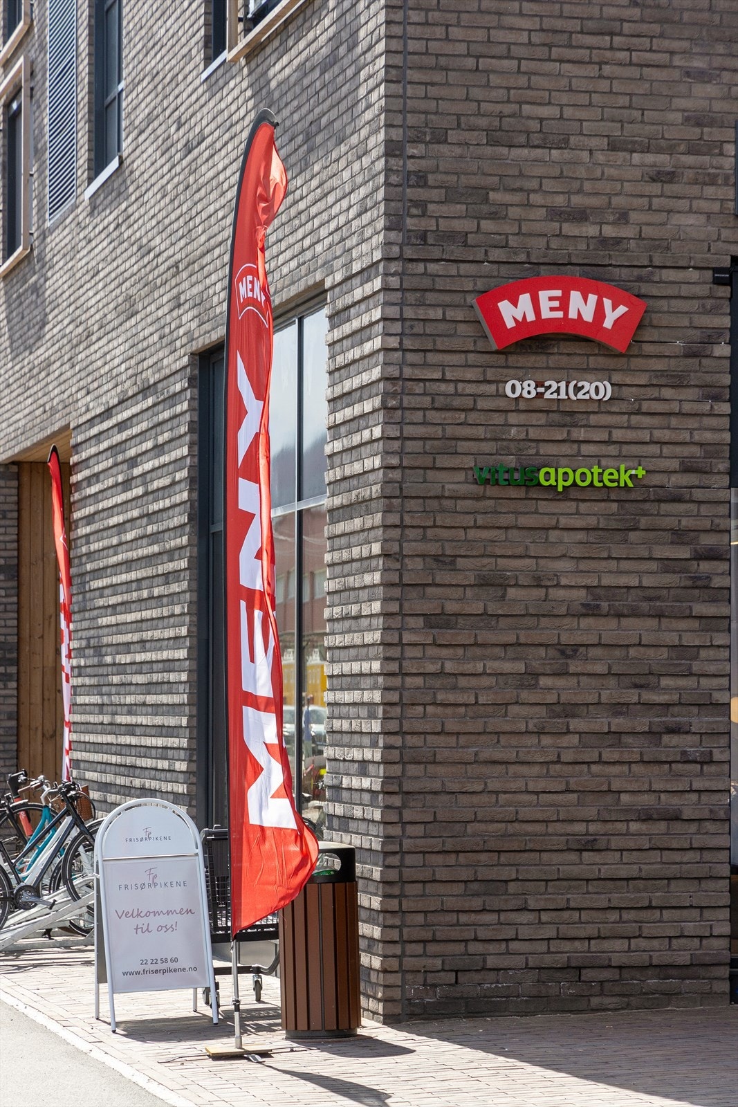 - Det ble åpnet en splitter ny Meny-butikk på Frysja i april på ca. 2000 kvadratmeter og her skal MENY satse på ferske råvarer, matglede og matkompetanse - Galleribilde