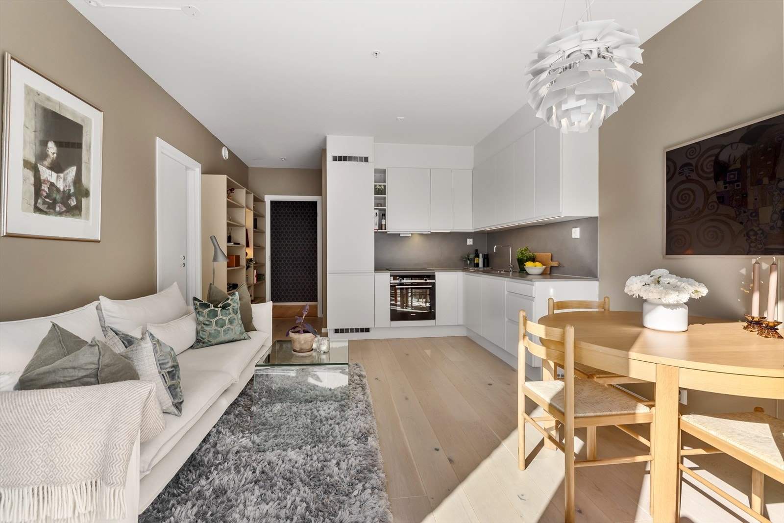 - Velkommen til Kjelsåsveien 164B! En lys, åpen og moderne 2-roms leilighet med balkong med fantastiske solforhold og heis - Galleribilde