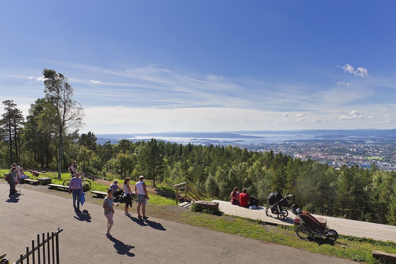 - På toppen av Oslo ligger Grefsenkollen, et populært turmål med flott utsikt over byen, fjorden, Holmenkollen og Marka - Galleribilde