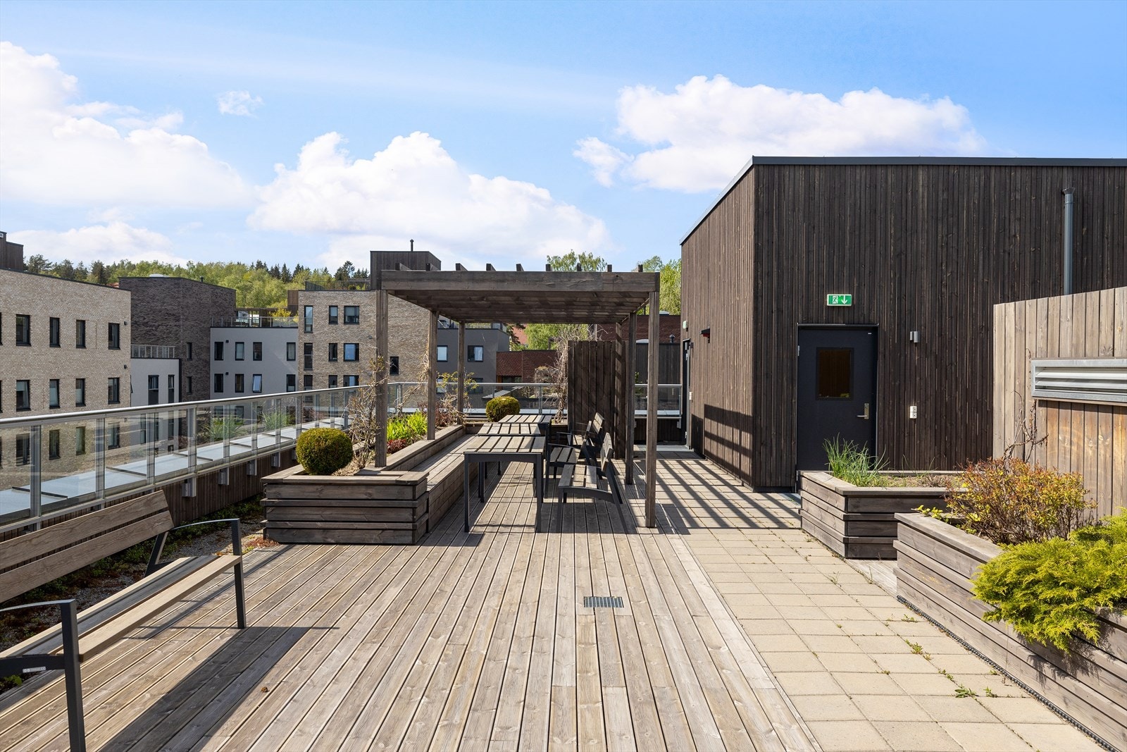 - Heisen tar det også opp til den flotte felles takterrasse med vidstrakt utsikt - Galleribilde