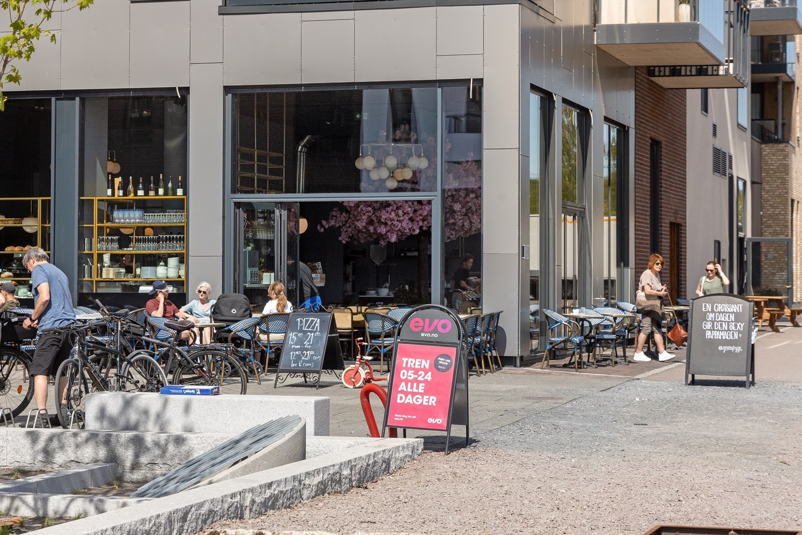 - Rett utenfor boligen er det både trening med EVO frysja, Baby Babbo med matservering og Grains Bakeri Frysja - Galleribilde