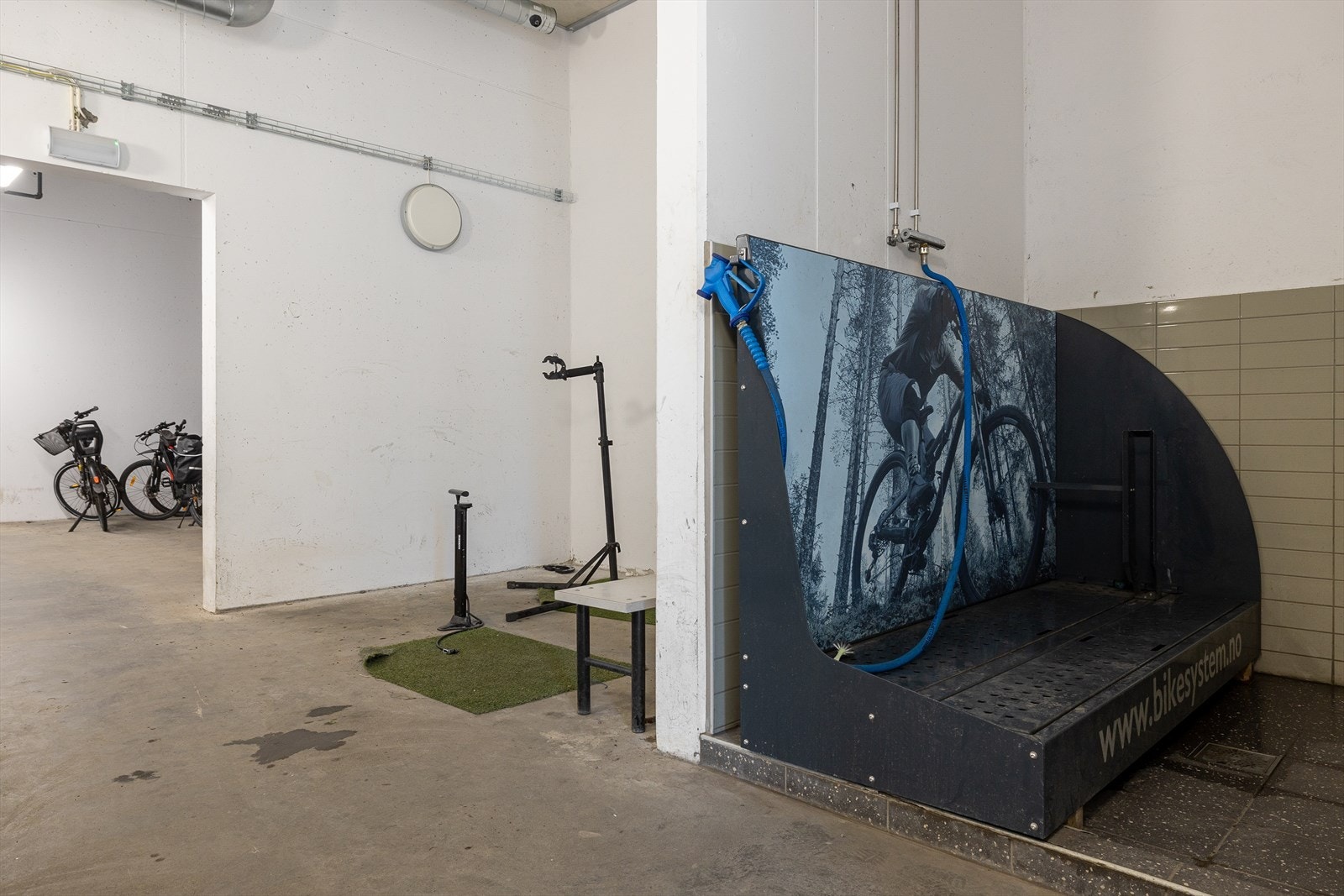 - Borettslaget har også felles smørebod med spyle-system for sykkel mm. - Galleribilde