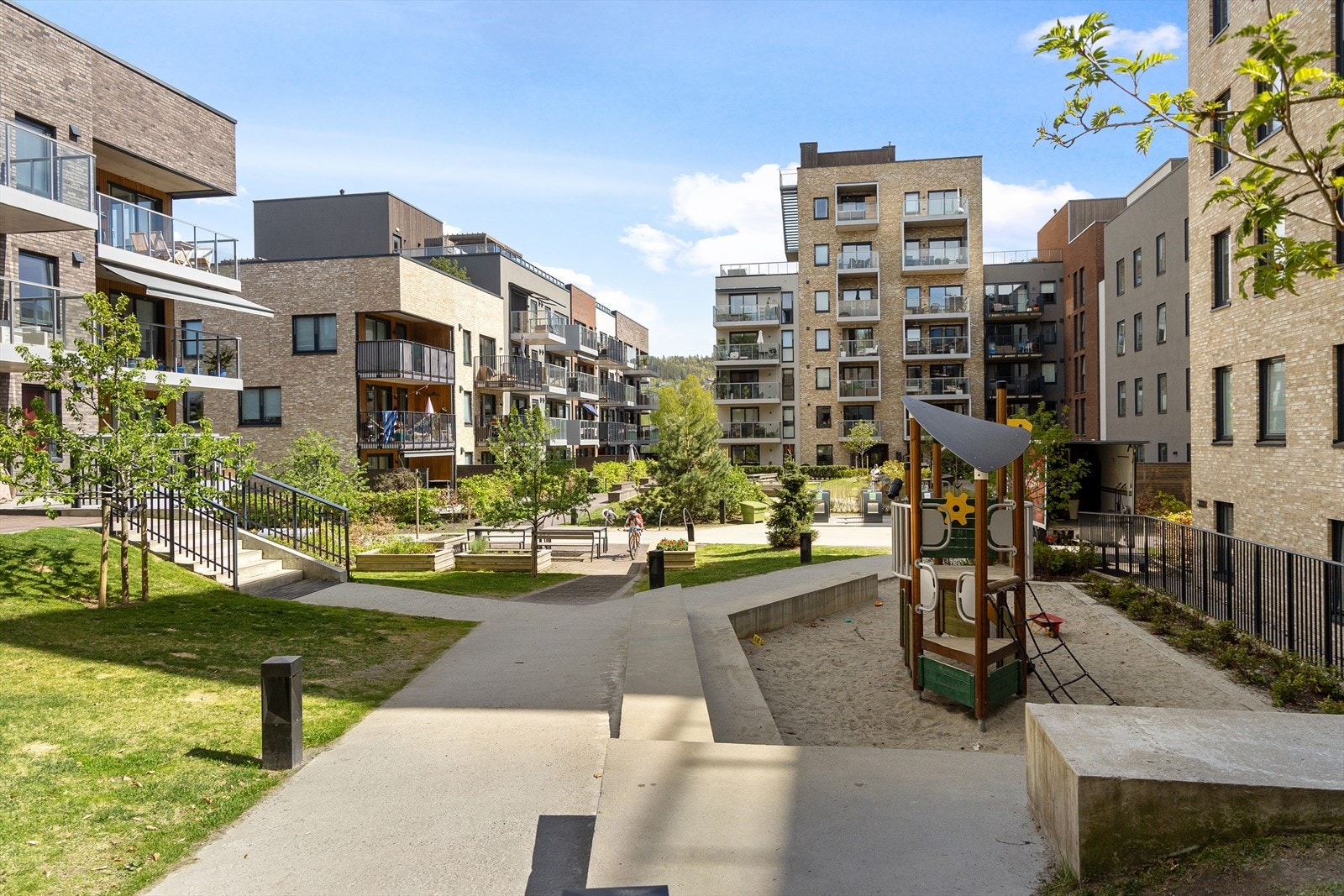 - Det er en felles bakgård som er pent opparbeidet. Her finner man både sitteplasser og lekeområder, i tillegg til fine grøntarealer - Galleribilde