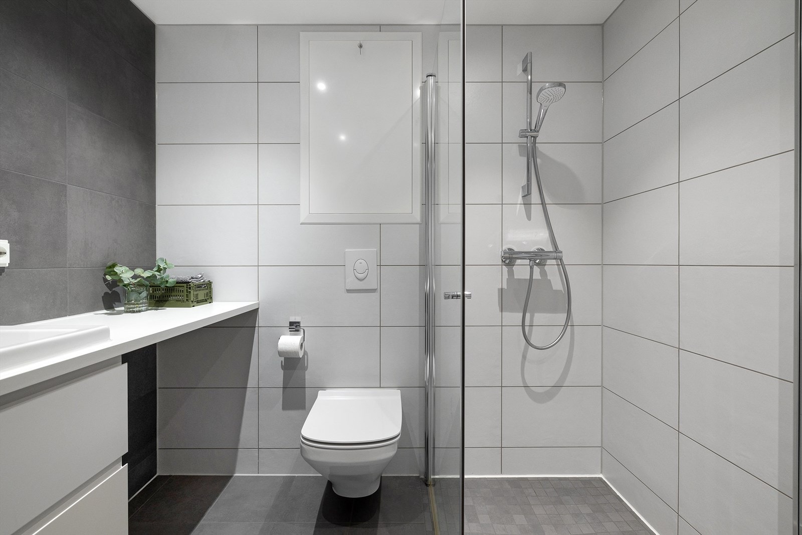 - Badet er innredet med nedfelt servant, veggmontert toalett, dusj med glassvegger og opplegg for vaskemaskin og tørketrommel - Galleribilde