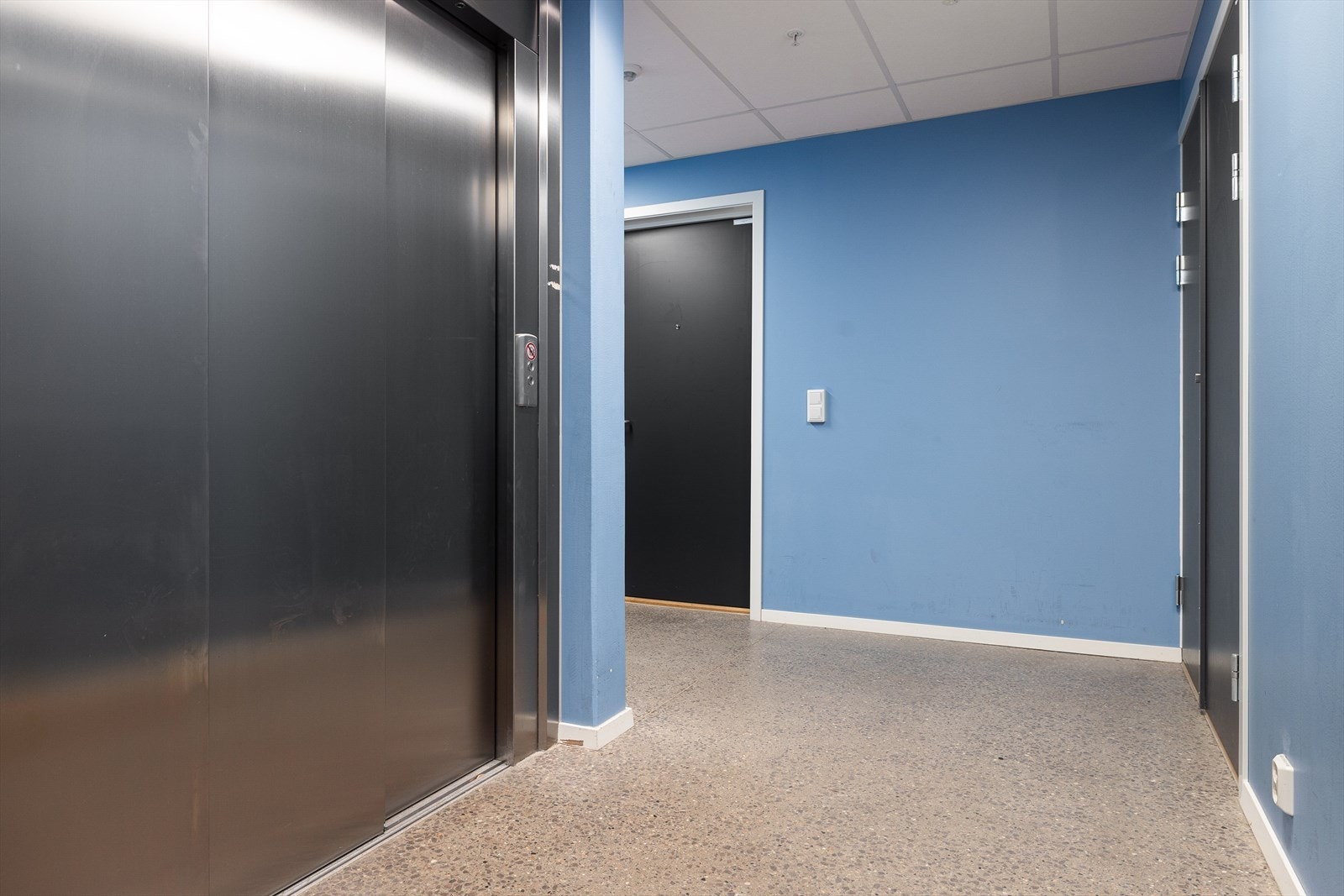 - Det er heis i bygget som tar deg helt opp til leiligheten eller ned til bod og garasjekjelleren - Galleribilde
