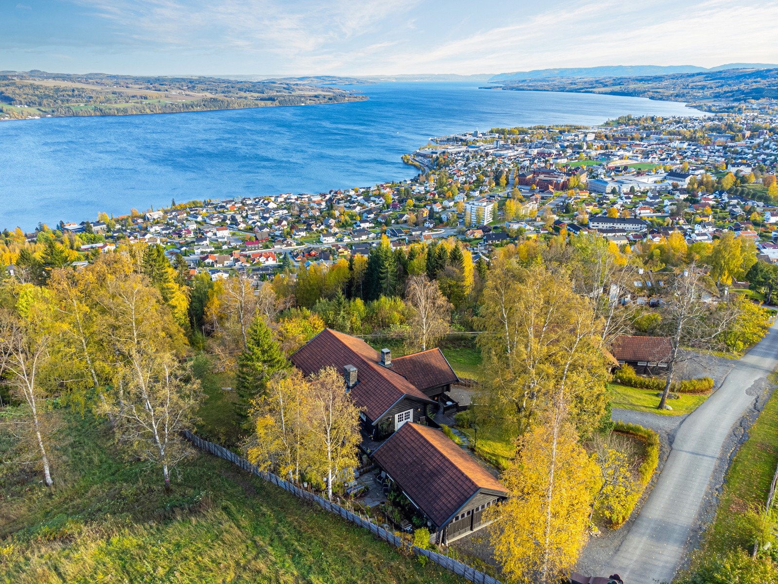 En unik eiendom med mange muligheter, tett pa marka og byen! Galleribilde