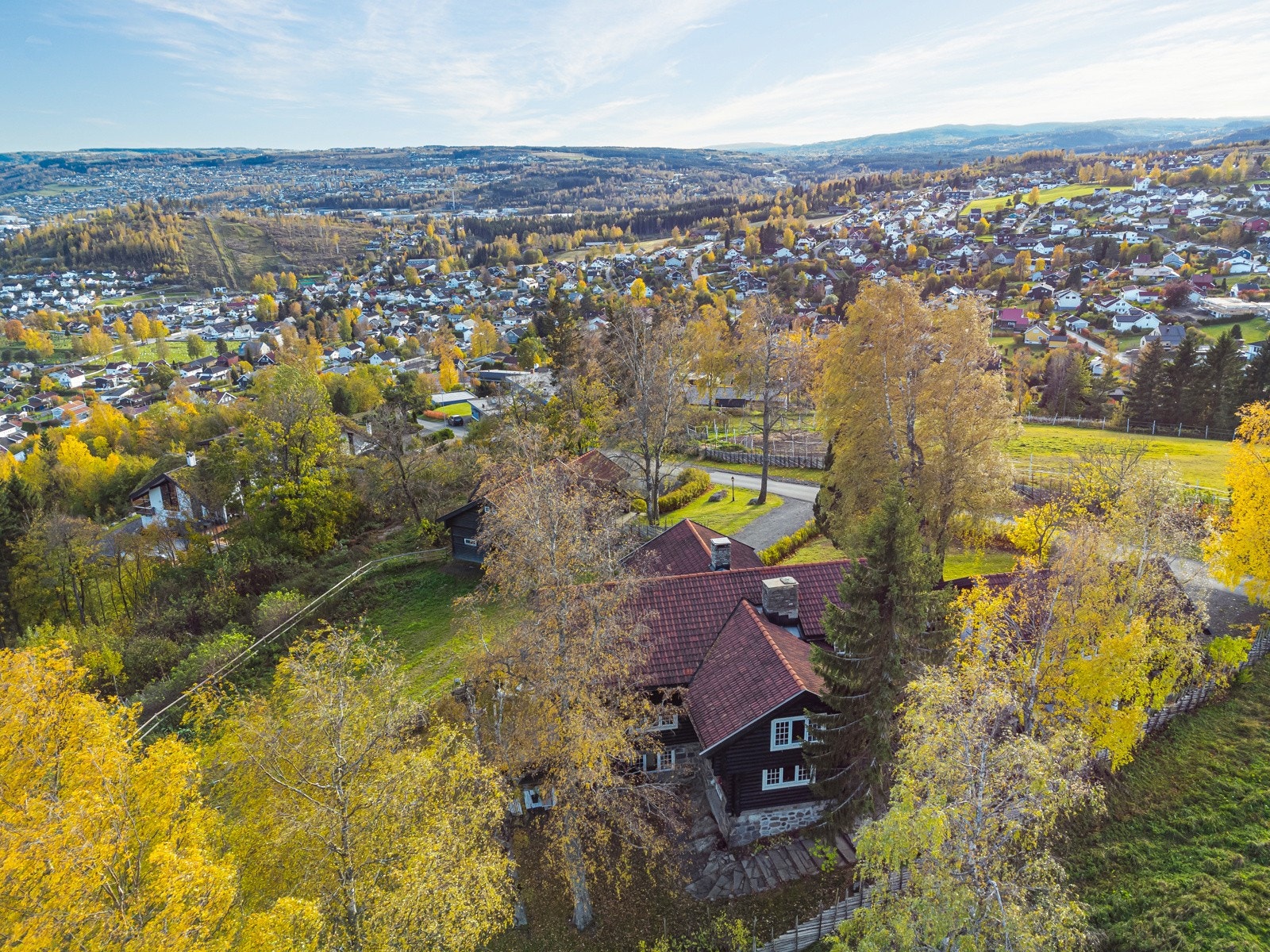 Nært skole, sykehuset, friluftsbad, alpinanlegg og andre fritidstilbud i nordre bydel. Galleribilde