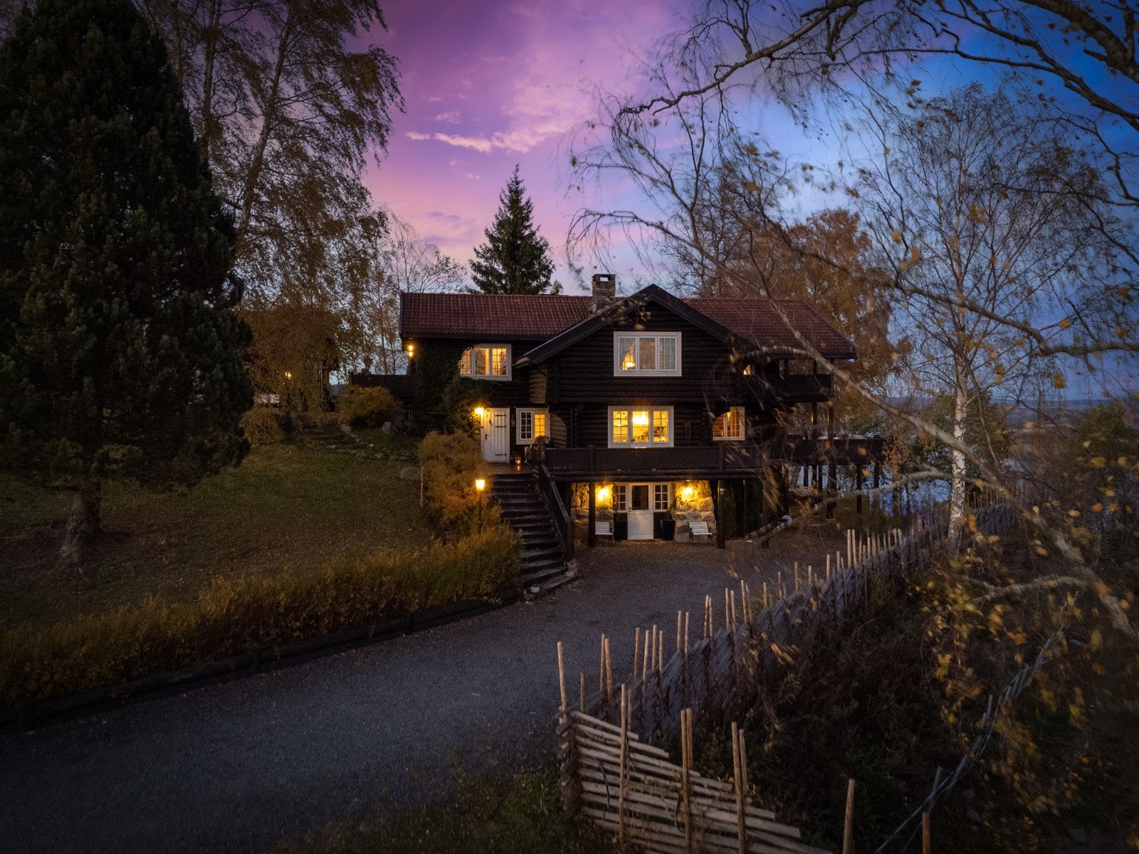 Eiendommen har en meget attraktiv beliggenhet ved Tranbergtoppen, øverst i Tranberglia Galleribilde