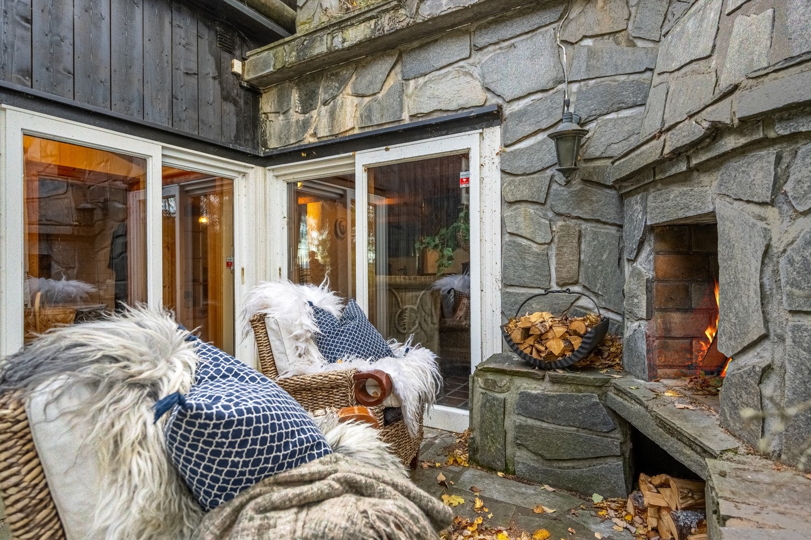 Lun og koselig steinlagt uteplass med peis. Galleribilde