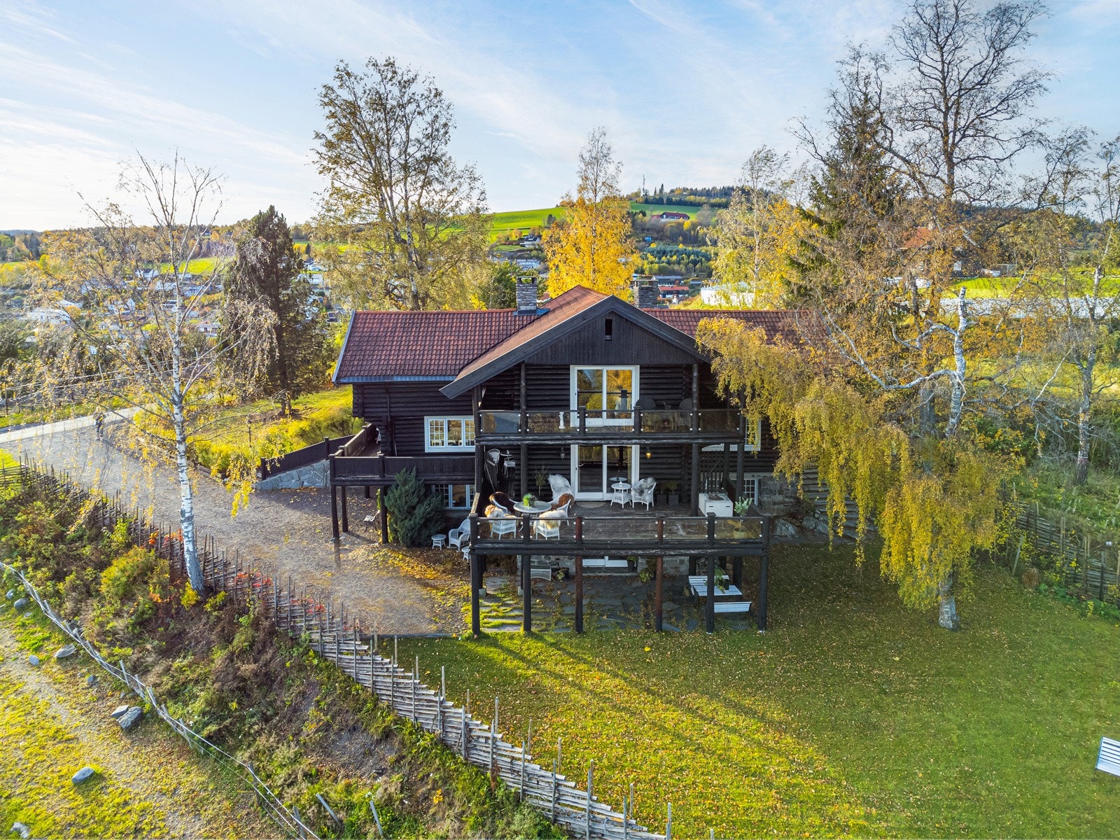 Pent opparbeidet tomt på 3 927 kvm. Gruset gårdsplass. Galleribilde