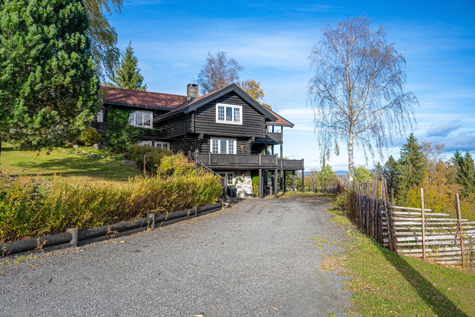 Et veletablert villaområde med for det meste store eiendommer. Galleribilde