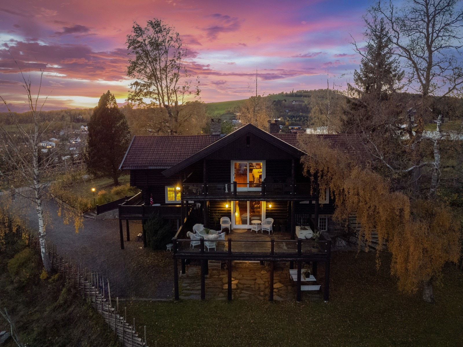 Tømmervilla m/ praktfull utsikt, dobbelgarasje og stall i nordbyen på Gjøvik! Galleribilde
