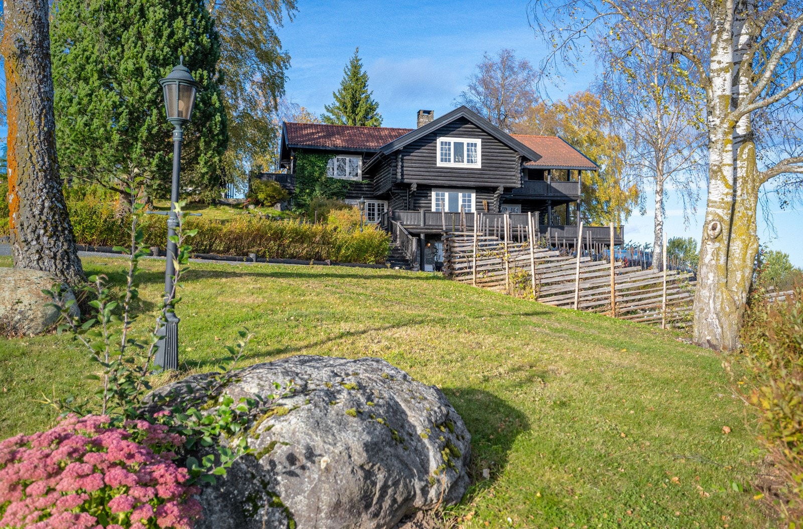 Nåværende eier har utviklet eiendommen til en unik familiebolig, slik den fremstår i dag. Galleribilde