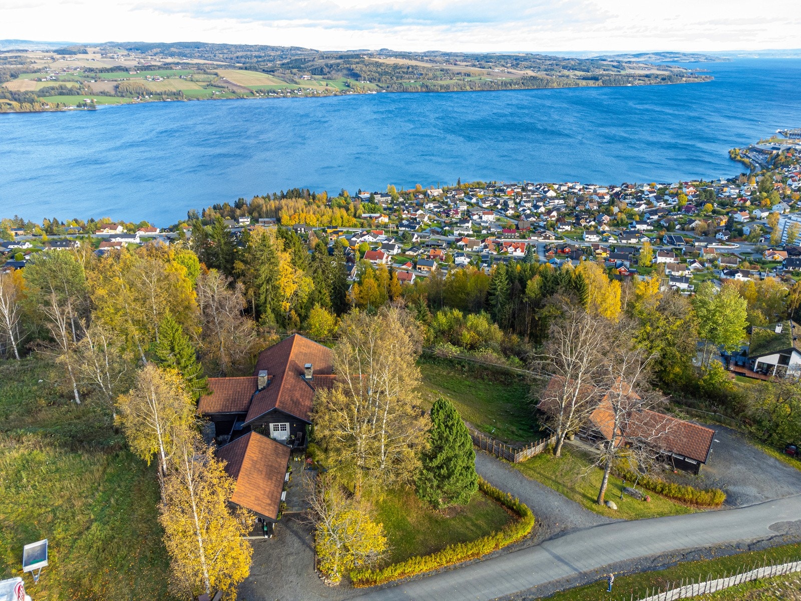 Gjøviks beliggenhet ved Mjøsa gir adkomst til flotte turstier og bademuligheter langs Mjøsas bredde. Galleribilde