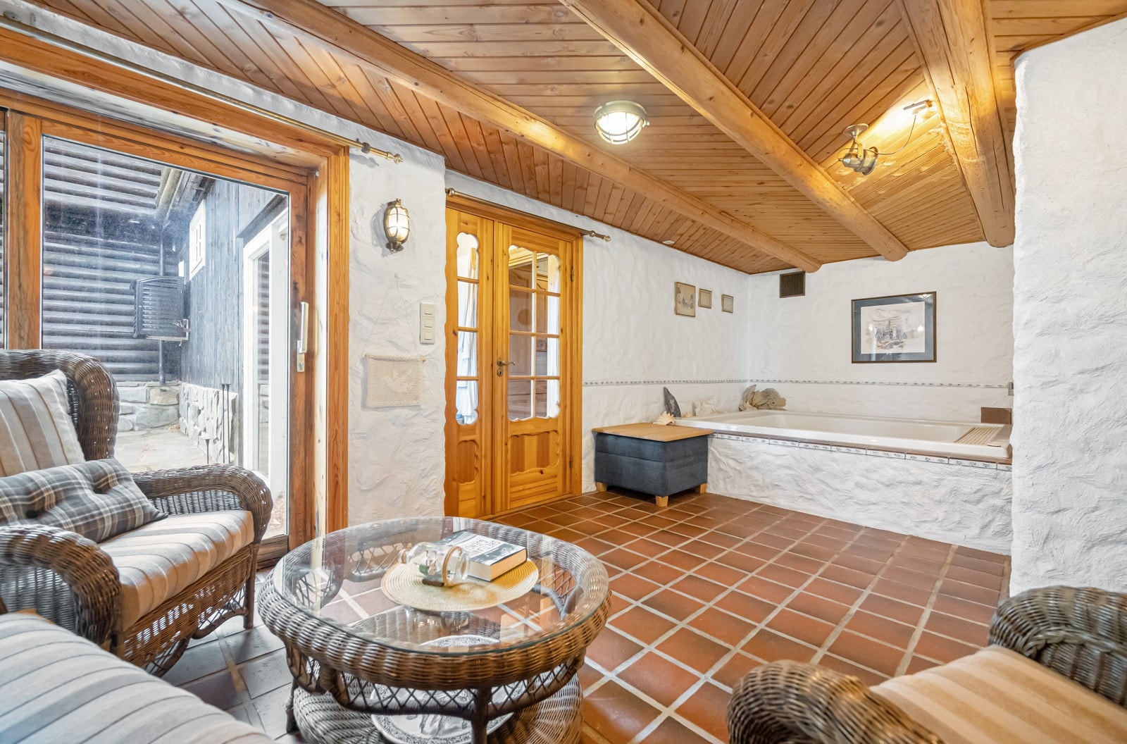 Romslig bad/spa-avdeling med boblebad, dobbel dusjnisje, toalett og egen badstue. Galleribilde