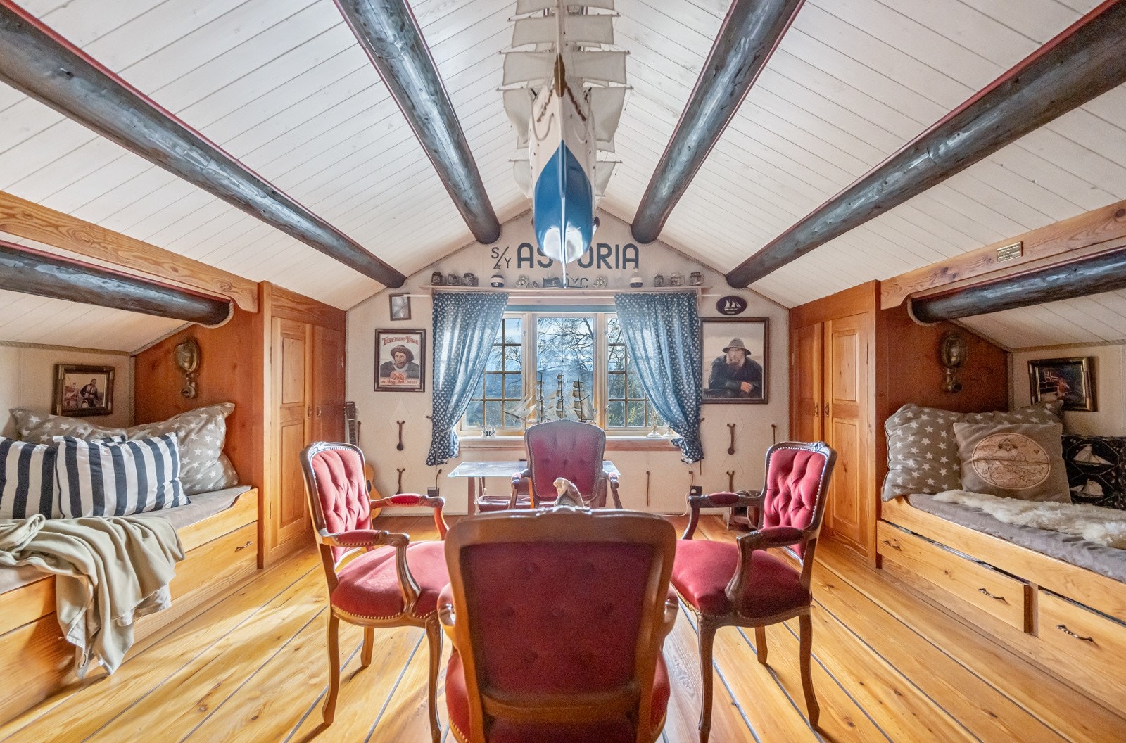 Soverom nr. 2 med 2 innebygde senger. Galleribilde