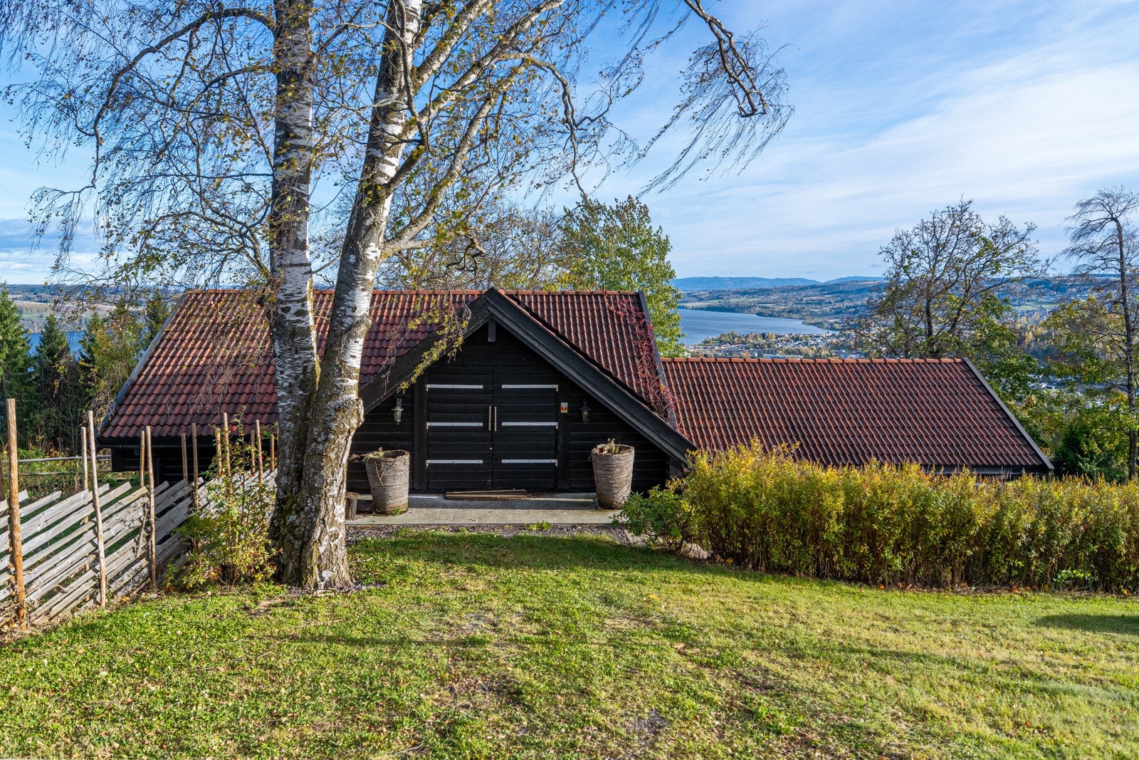 Stallbygningen har kjeller og et romslig loft med stor kapasitet til oppbevaring. Galleribilde