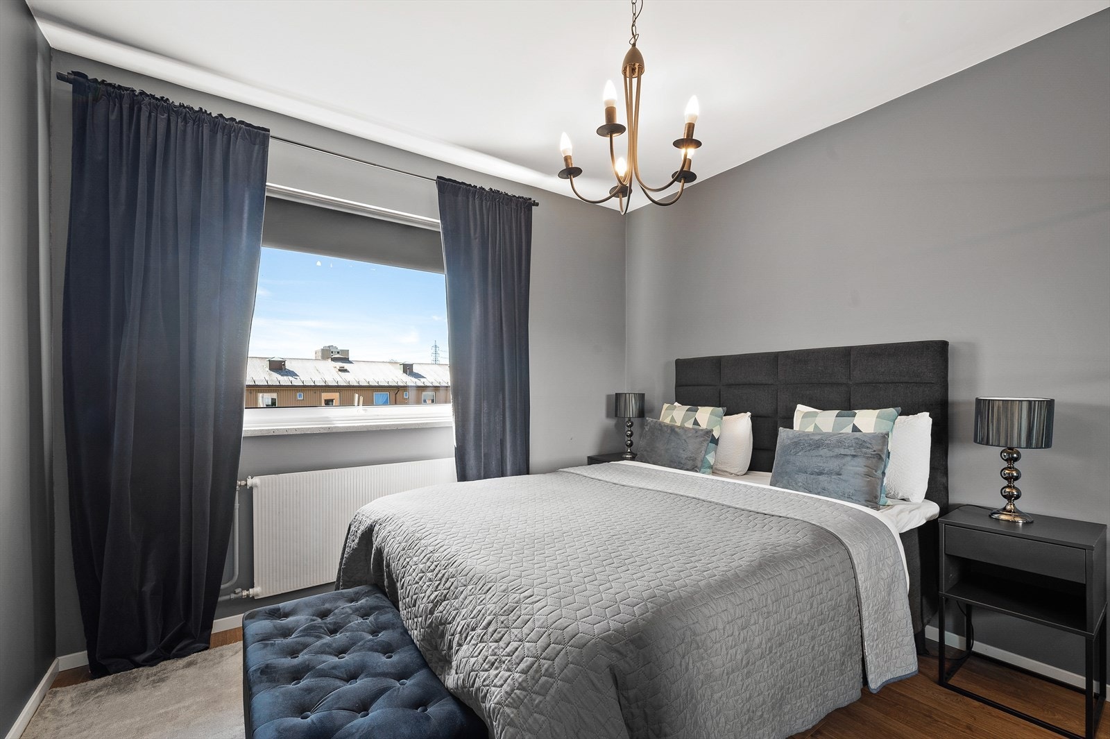 Hovedsoverommet er av god størrelse og har plass til dobbeltseng med nattbord på begge sider. Galleribilde