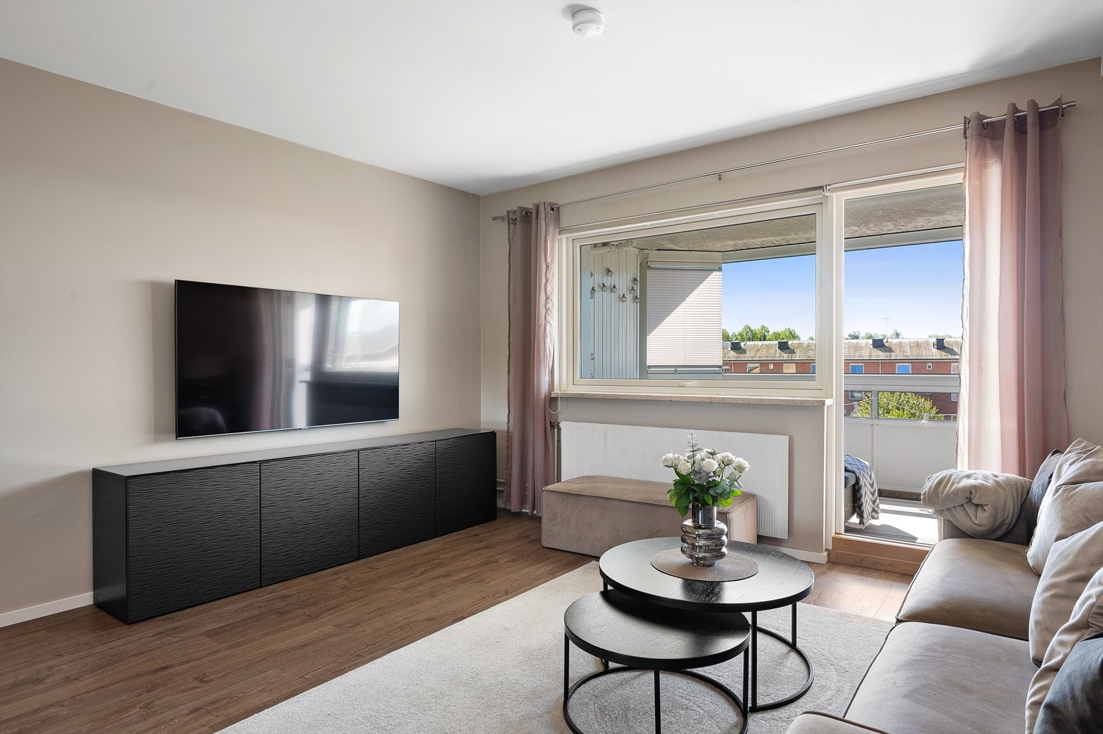 Det er god plass til sofagruppe og medievegg. Galleribilde