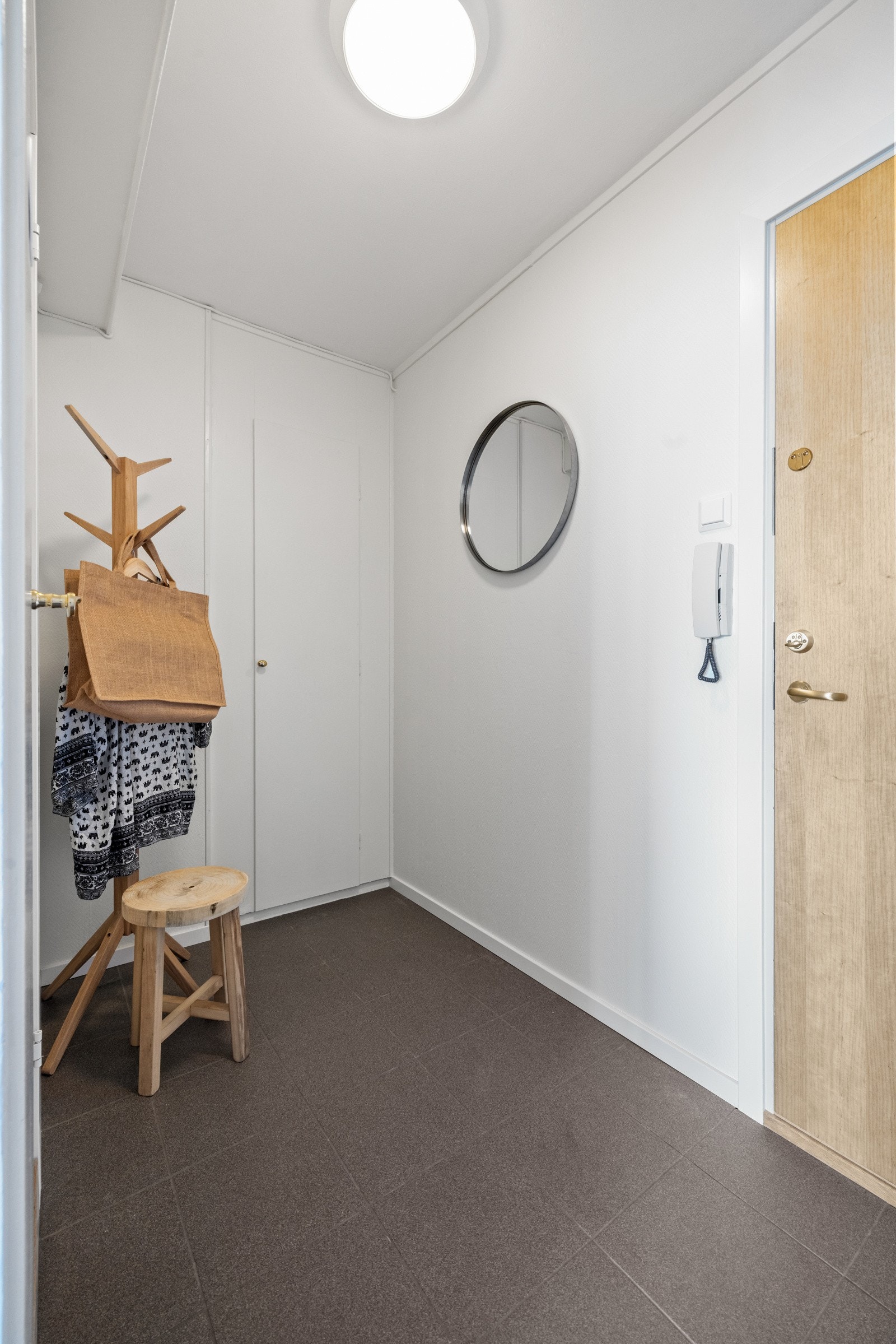 Entréen er romslig med plass til yttertøyet i et plassbygd skap Galleribilde