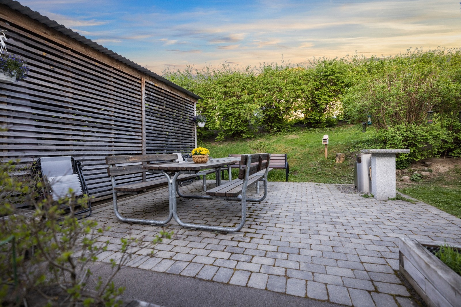Ved inngangspartiet er det sittebenker og grill til felles anvendelse Galleribilde