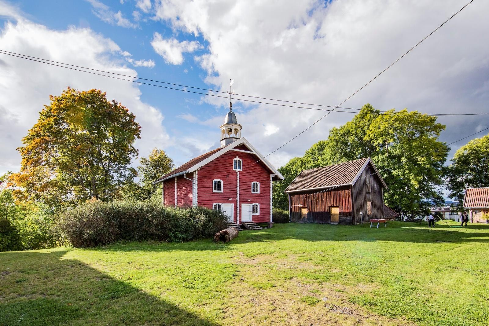 Ellers ligger Tveten gård i nabolaget - en liten oase med bygningsmasse helt tilbake fra 1700-tallet Galleribilde