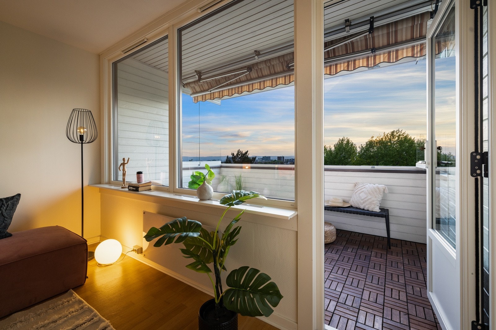 Stuen har utgang til en innglasset balkong på ca. 8 kvm Galleribilde