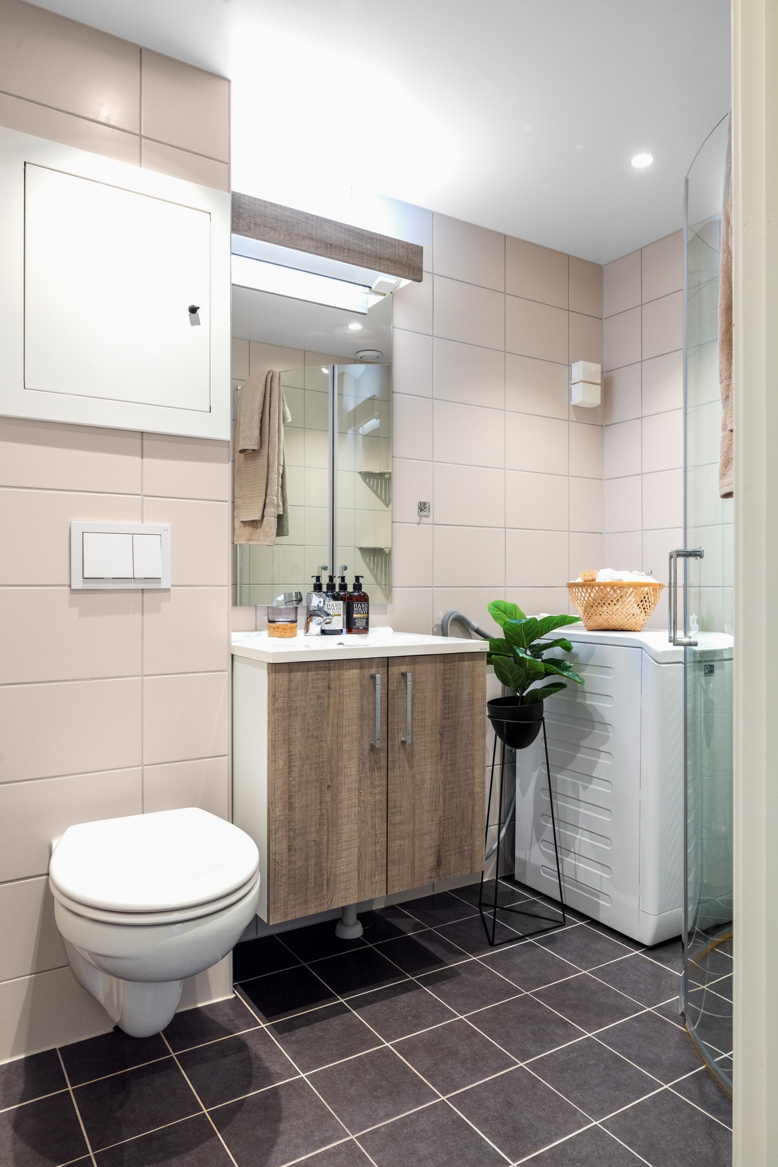 Badet ble pusset opp i regi av borettslaget i 2021 med downlights i himlingen og gulvvarme Galleribilde